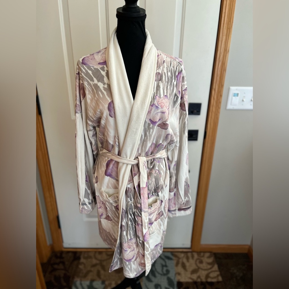 Women’s Wrap Up By VP cream purple floral microfiber luxury short spa robe. OS